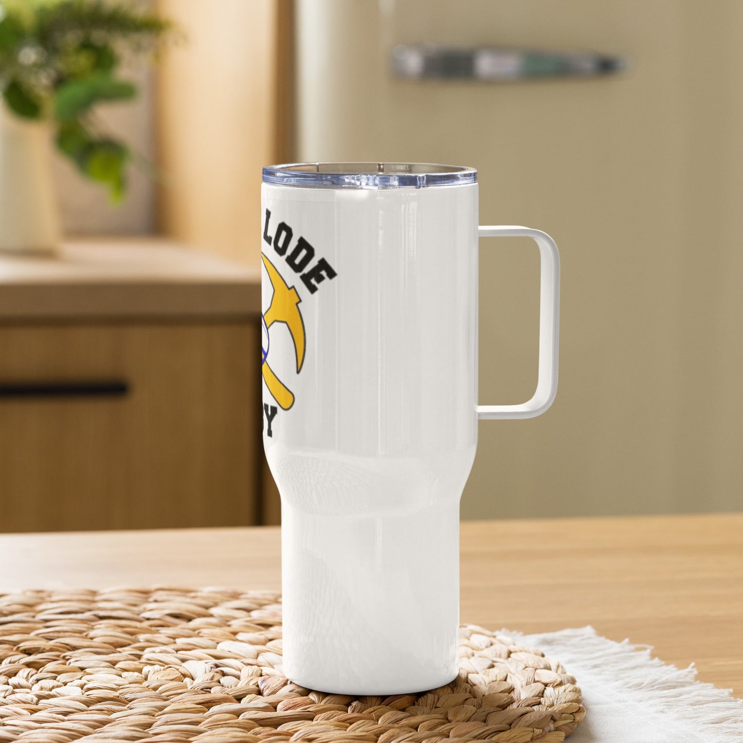 Travel mug with a handle